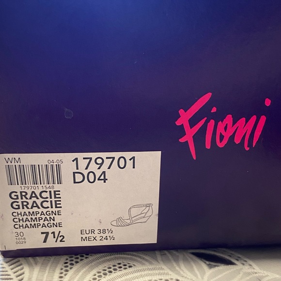 NWT Gold Wedges Sandals - Picture 4 of 4